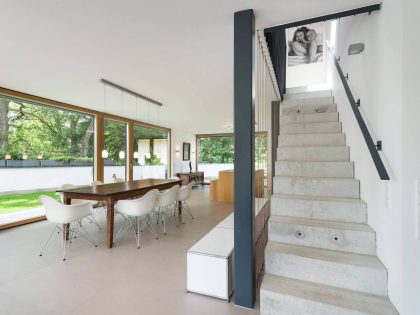 A Cozy and Elegant Modern Home with Inviting Ambiance in Oberhaching by Despang Schlüpmann Architekten (11)