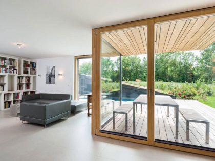 A Cozy and Elegant Modern Home with Inviting Ambiance in Oberhaching by Despang Schlüpmann Architekten (5)