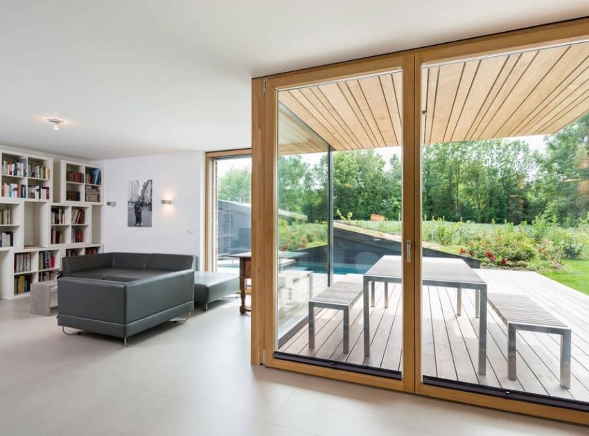 A Cozy and Elegant Modern Home with Inviting Ambiance in Oberhaching by Despang Schlüpmann Architekten (5)
