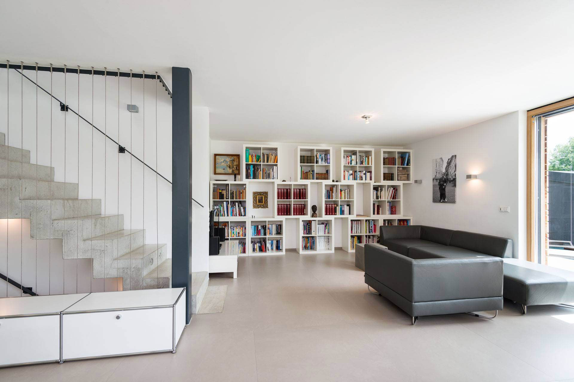 A Cozy and Elegant Modern Home with Inviting Ambiance in Oberhaching by Despang Schlüpmann Architekten (6)