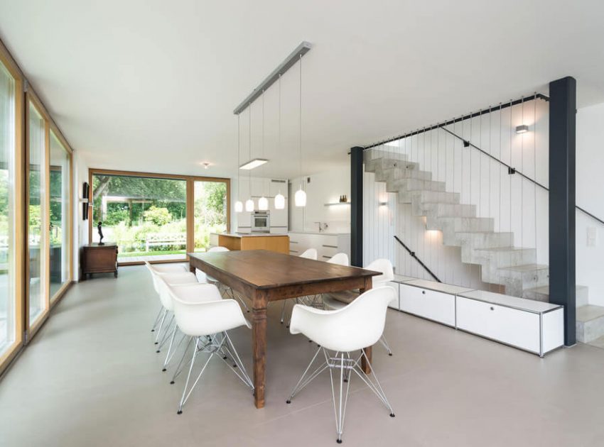 A Cozy and Elegant Modern Home with Inviting Ambiance in Oberhaching by Despang Schlüpmann Architekten (8)