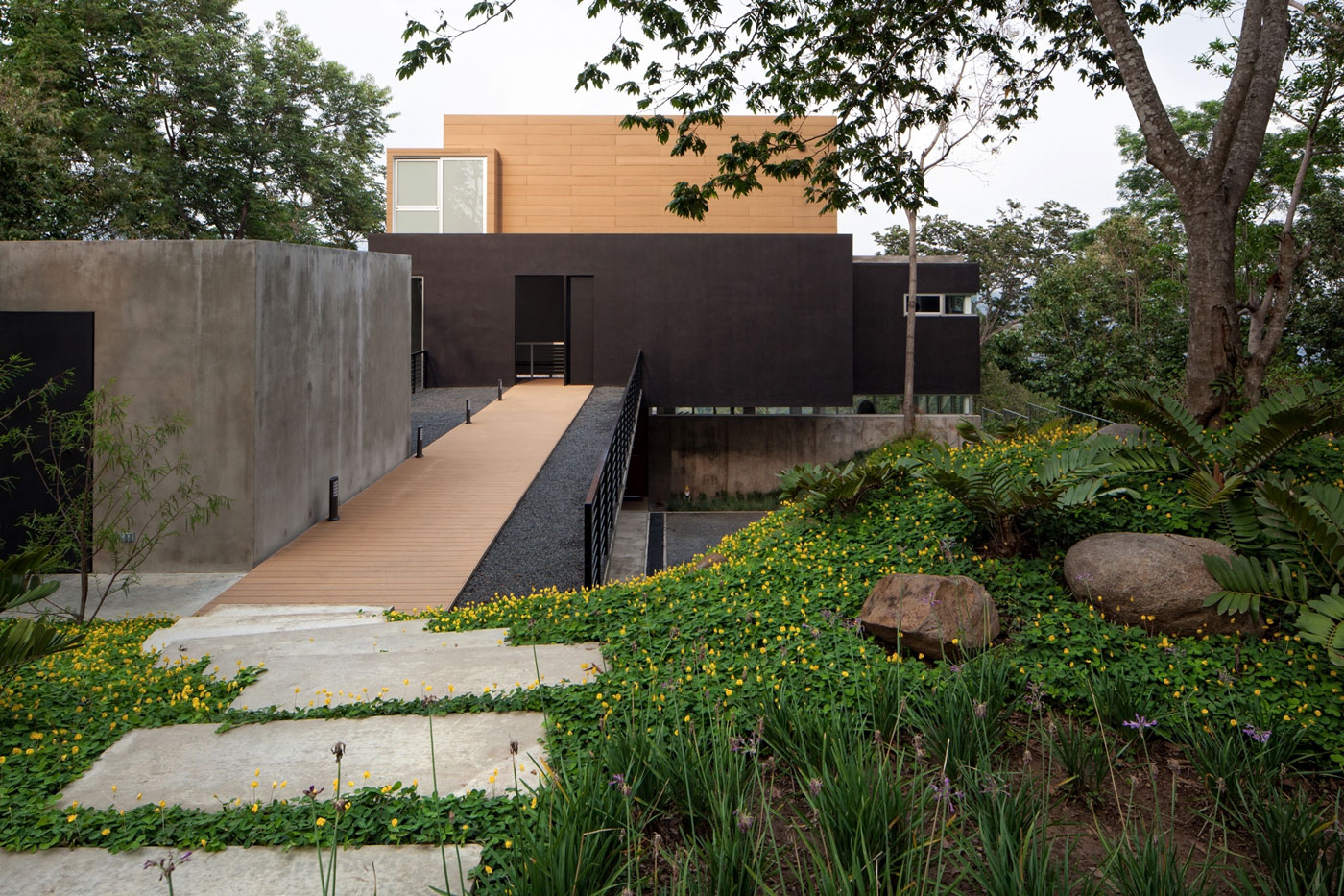 A Cozy and Elegant Mountain Home for a Recently Married Couple in El Salvador by Cincopatasalgato (3)