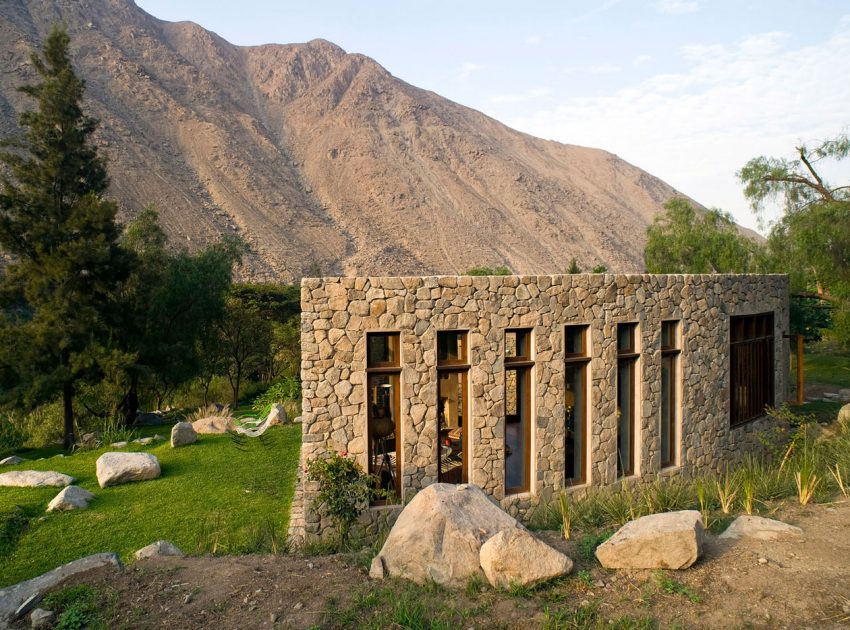 A Cozy and Quiet Stone House Surrounded by a Charming Landscape of Antioquia District, Peru by Marina Vella Arquitectos (3)