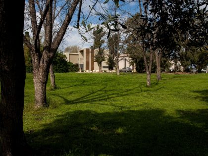 A Cozy and Stylish Contemporary Home in Shomrat, Israel by SaaB Architects (1)