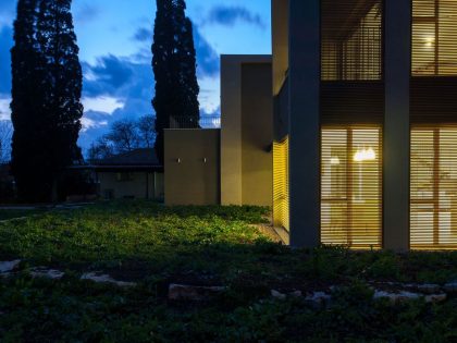 A Cozy and Stylish Contemporary Home in Shomrat, Israel by SaaB Architects (17)