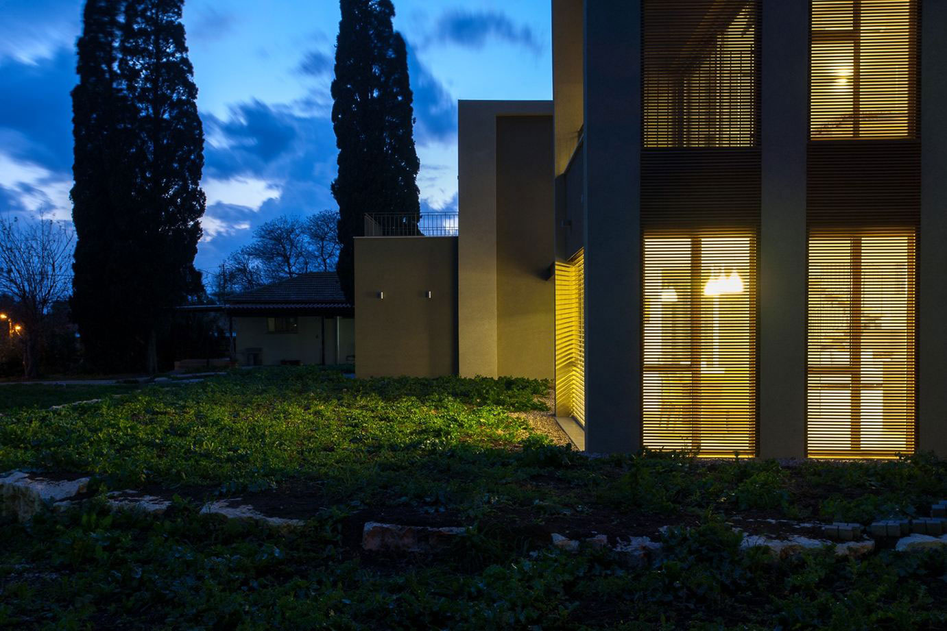 A Cozy and Stylish Contemporary Home in Shomrat, Israel by SaaB Architects (17)