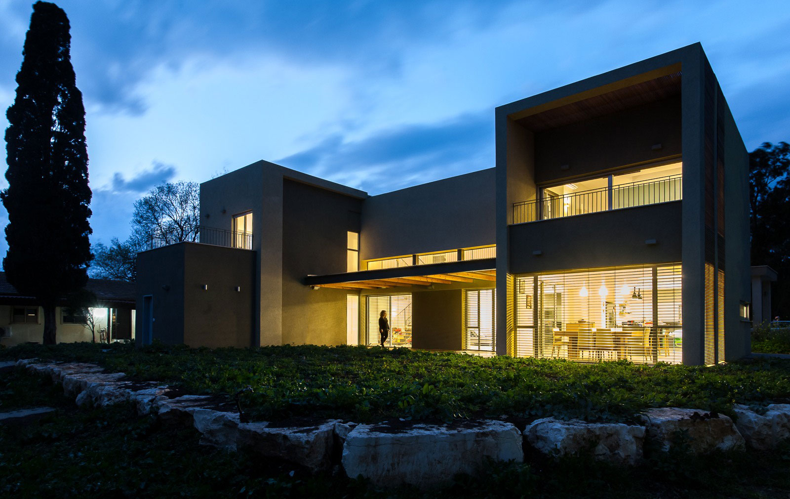 A Cozy and Stylish Contemporary Home in Shomrat, Israel by SaaB Architects (19)