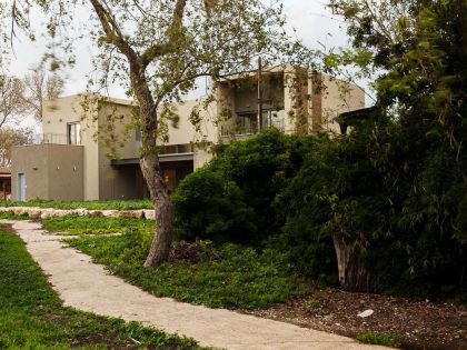 A Cozy and Stylish Contemporary Home in Shomrat, Israel by SaaB Architects (2)