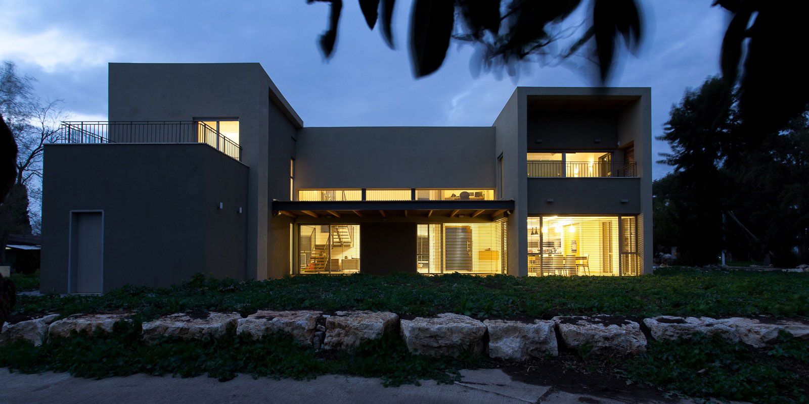 A Cozy and Stylish Contemporary Home in Shomrat, Israel by SaaB Architects (21)