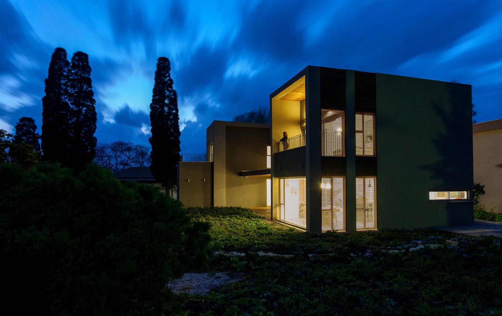 A Cozy and Stylish Contemporary Home in Shomrat, Israel by SaaB Architects (22)