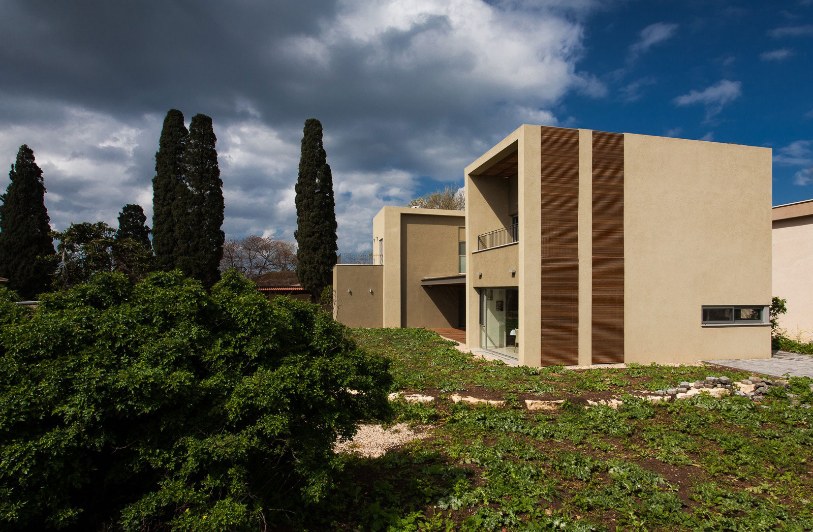 A Cozy and Stylish Contemporary Home in Shomrat, Israel by SaaB Architects (3)