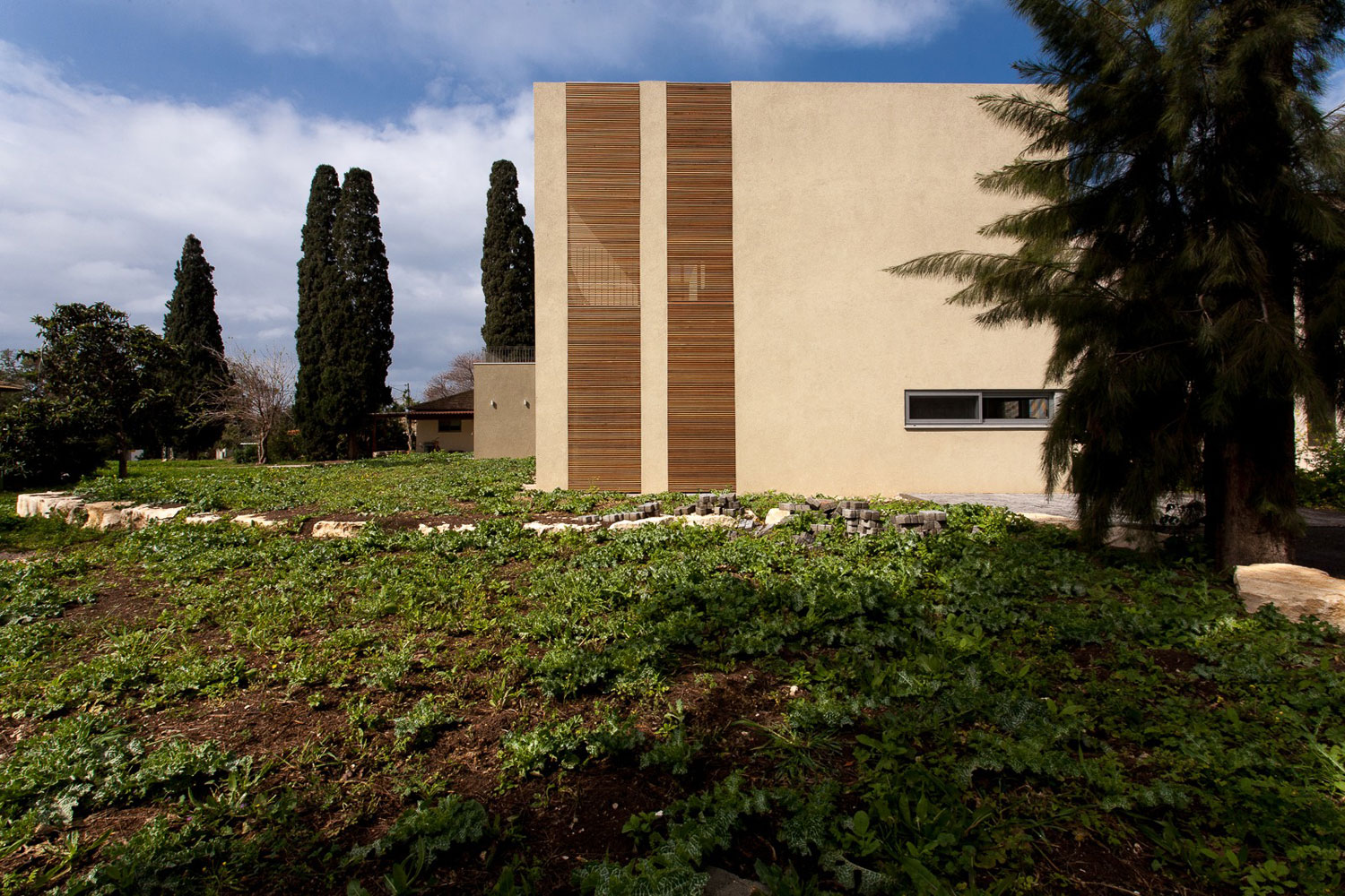 A Cozy and Stylish Contemporary Home in Shomrat, Israel by SaaB Architects (4)