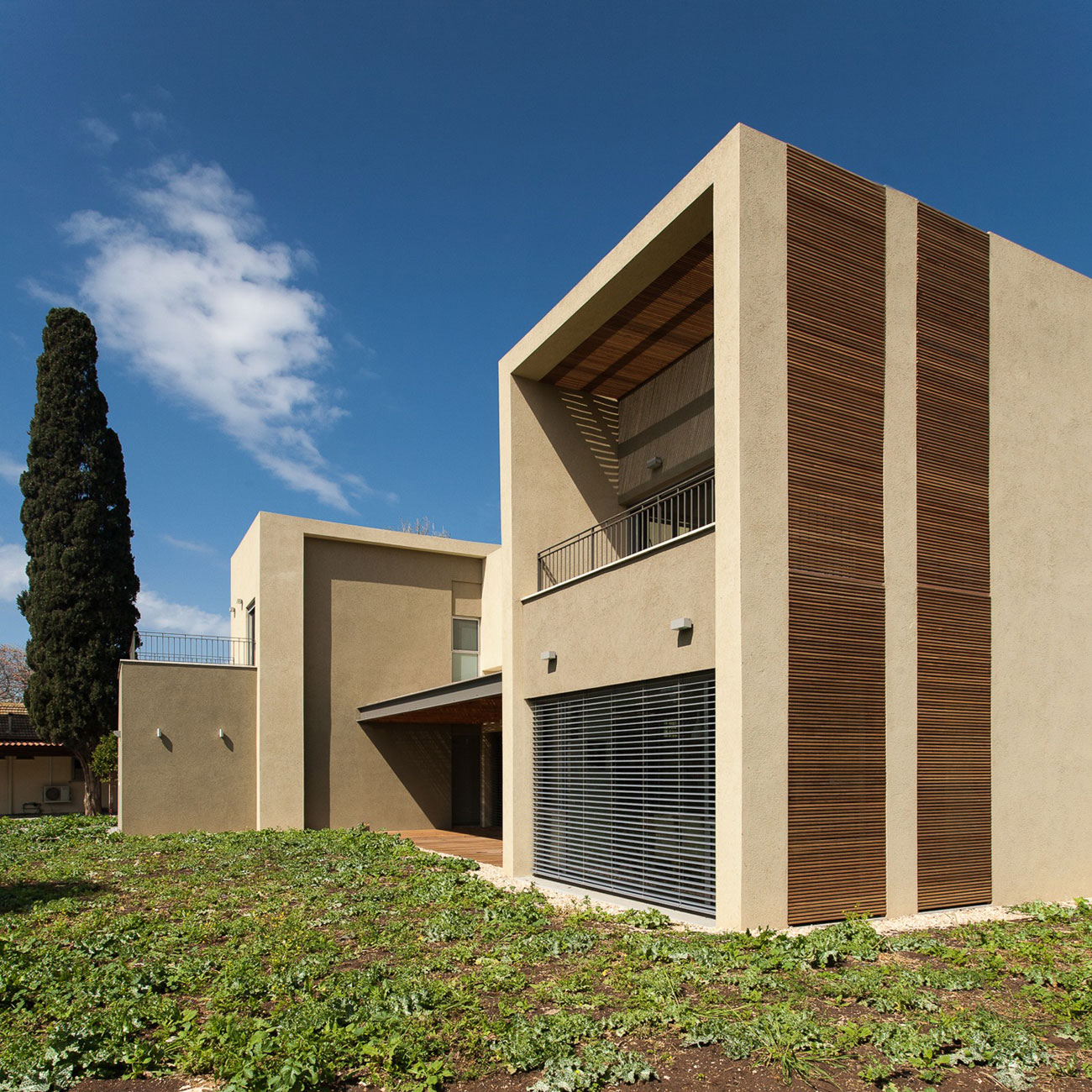 A Cozy and Stylish Contemporary Home in Shomrat, Israel by SaaB Architects (5)