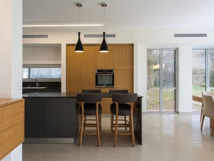 A Cozy and Stylish Contemporary Home in Shomrat, Israel by SaaB Architects (7)
