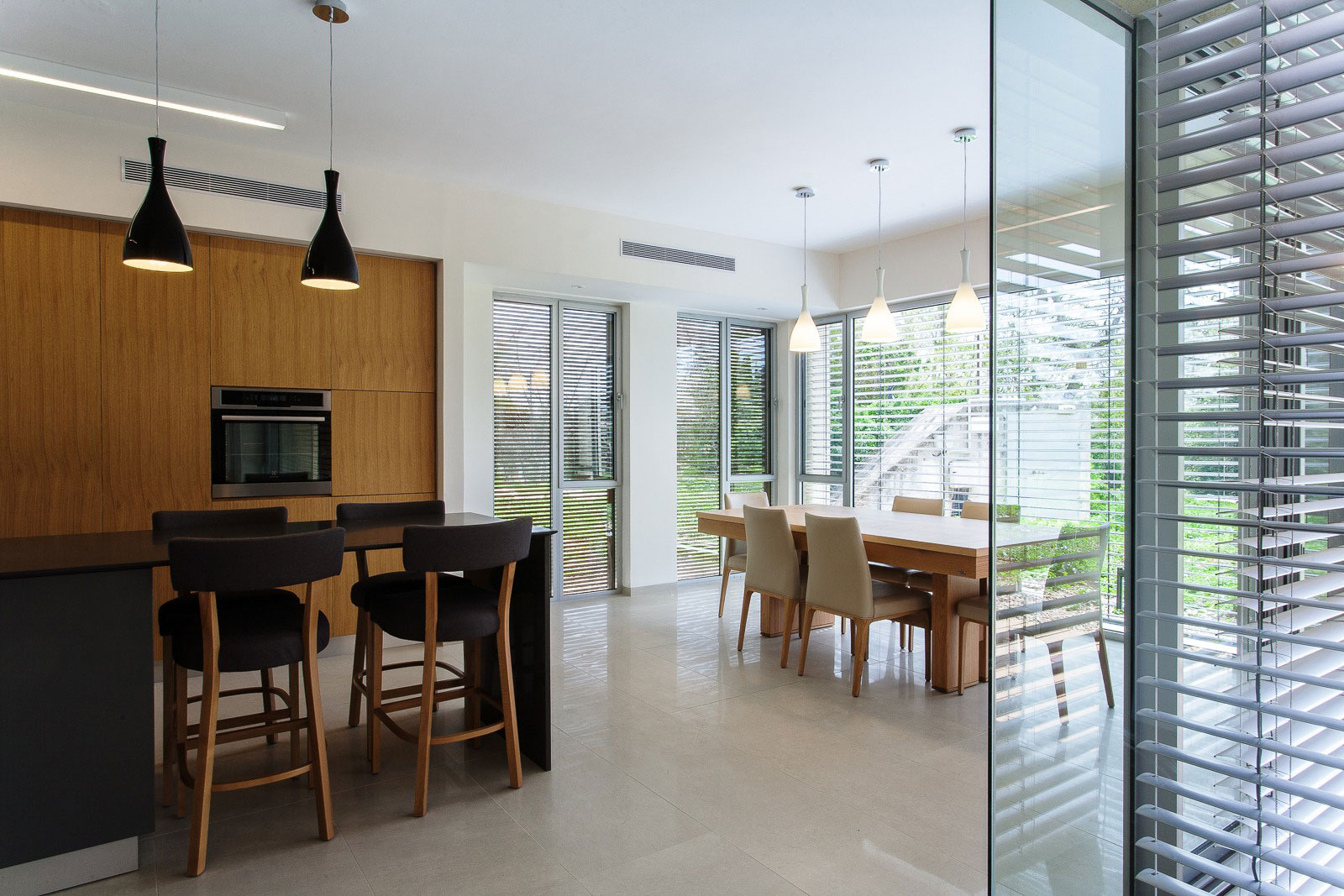 A Cozy and Stylish Contemporary Home in Shomrat, Israel by SaaB Architects (8)