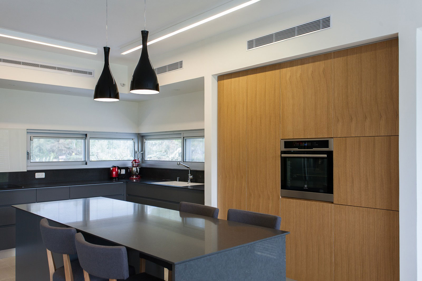 A Cozy and Stylish Contemporary Home in Shomrat, Israel by SaaB Architects (9)