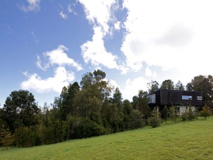 A Dramatic and Rustic Modern Home Shielded by Beautiful Forest in Puerto Varas by Aranguiz-Bunster Arquitectos (1)