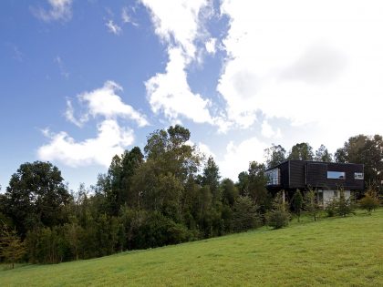 A Dramatic and Rustic Modern Home Shielded by Beautiful Forest in Puerto Varas by Aranguiz-Bunster Arquitectos (1)