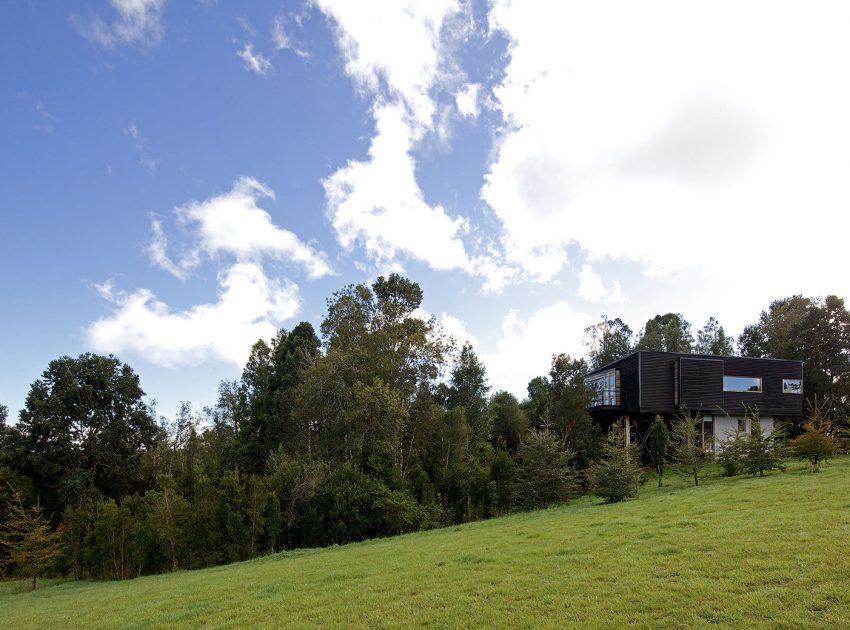 A Dramatic and Rustic Modern Home Shielded by Beautiful Forest in Puerto Varas by Aranguiz-Bunster Arquitectos (1)