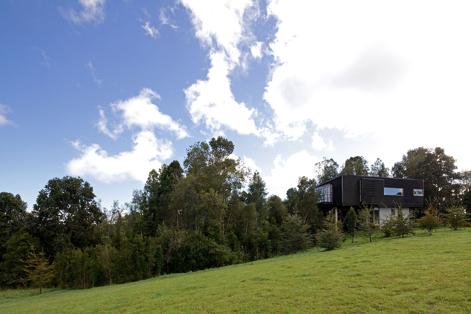 A Dramatic and Rustic Modern Home Shielded by Beautiful Forest in Puerto Varas by Aranguiz-Bunster Arquitectos (1)