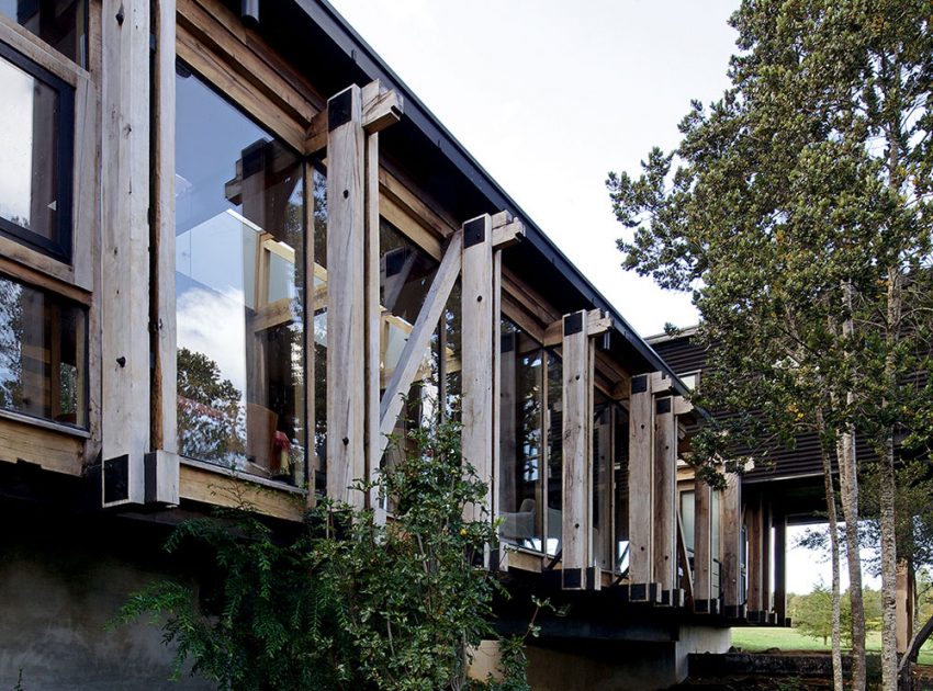 A Dramatic and Rustic Modern Home Shielded by Beautiful Forest in Puerto Varas by Aranguiz-Bunster Arquitectos (10)