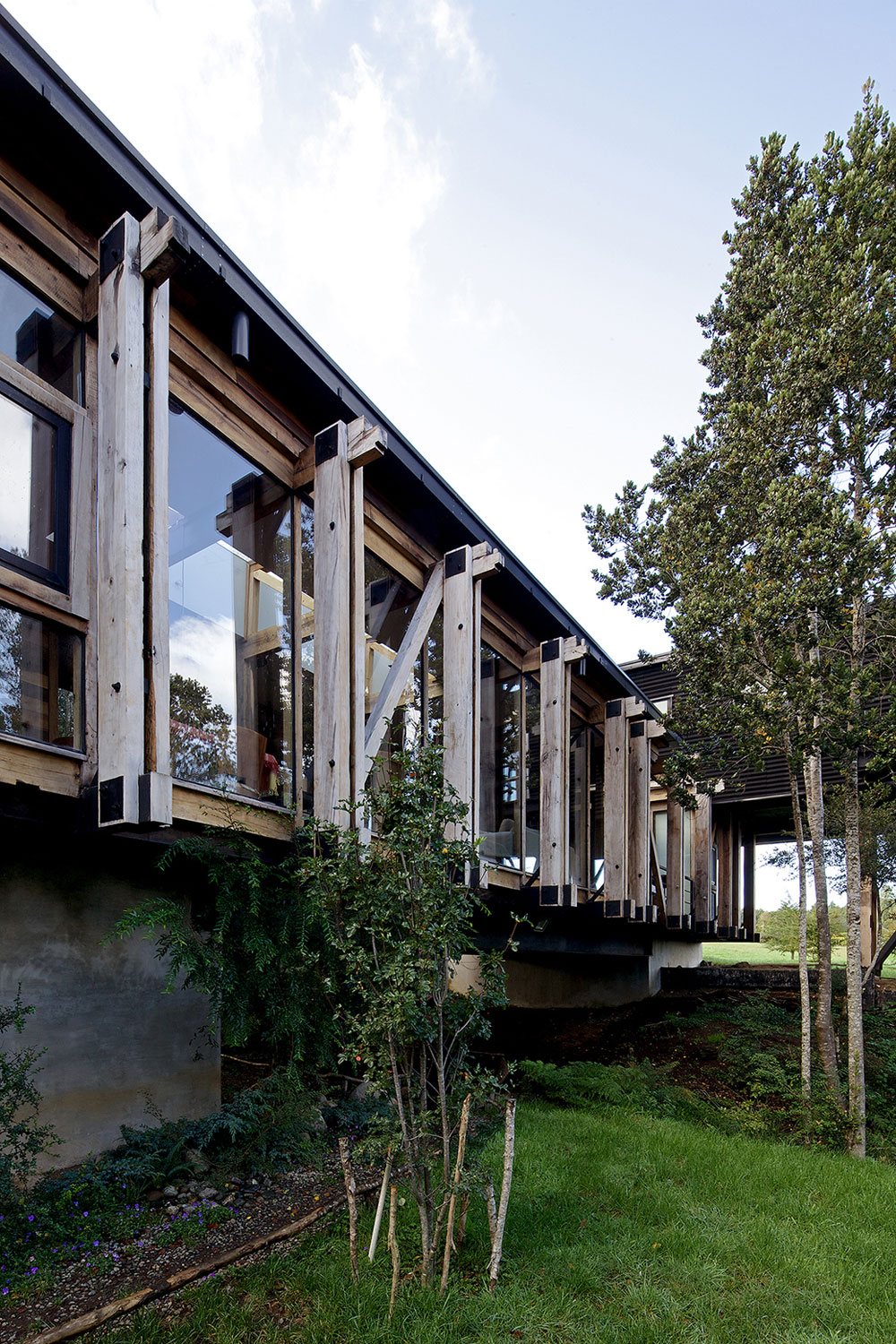 A Dramatic and Rustic Modern Home Shielded by Beautiful Forest in Puerto Varas by Aranguiz-Bunster Arquitectos (10)