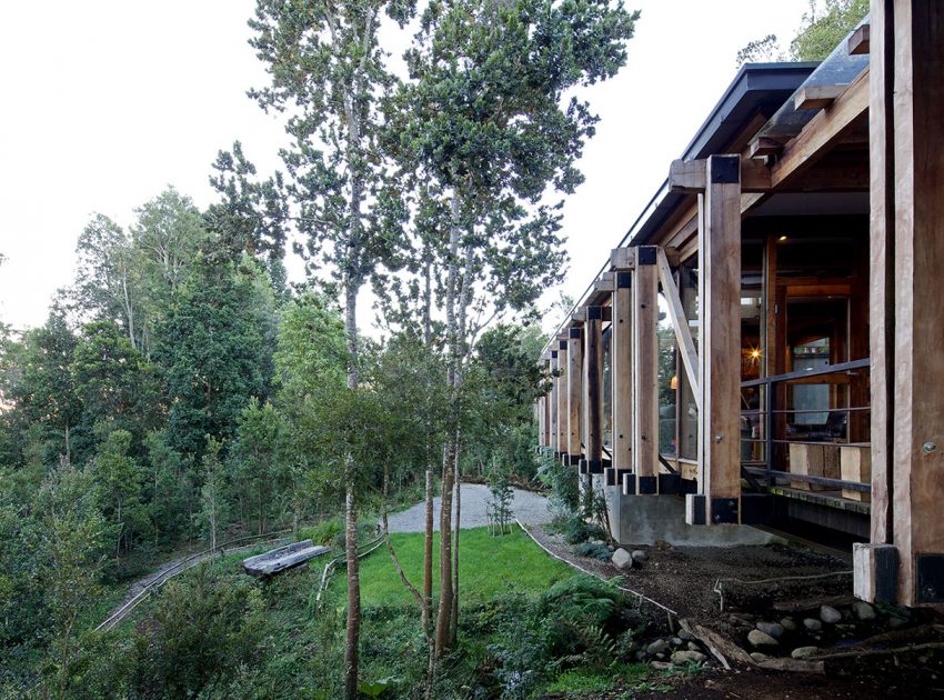 A Dramatic and Rustic Modern Home Shielded by Beautiful Forest in Puerto Varas by Aranguiz-Bunster Arquitectos (14)