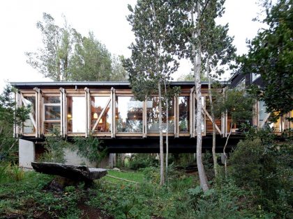 A Dramatic and Rustic Modern Home Shielded by Beautiful Forest in Puerto Varas by Aranguiz-Bunster Arquitectos (16)