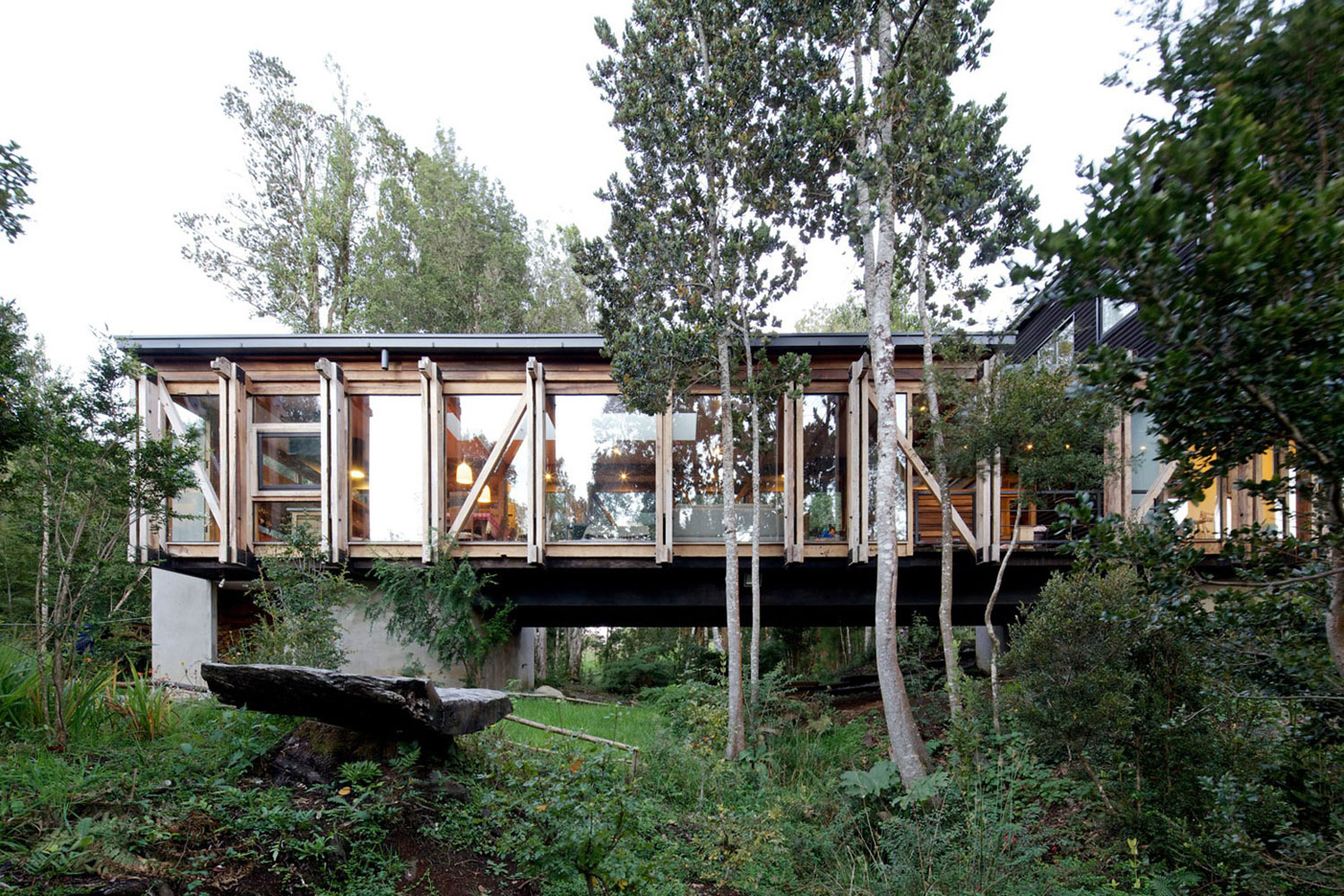 A Dramatic and Rustic Modern Home Shielded by Beautiful Forest in Puerto Varas by Aranguiz-Bunster Arquitectos (16)