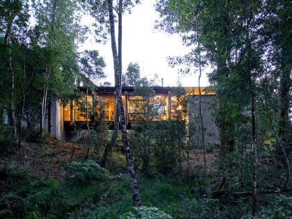 A Dramatic and Rustic Modern Home Shielded by Beautiful Forest in Puerto Varas by Aranguiz-Bunster Arquitectos (18)