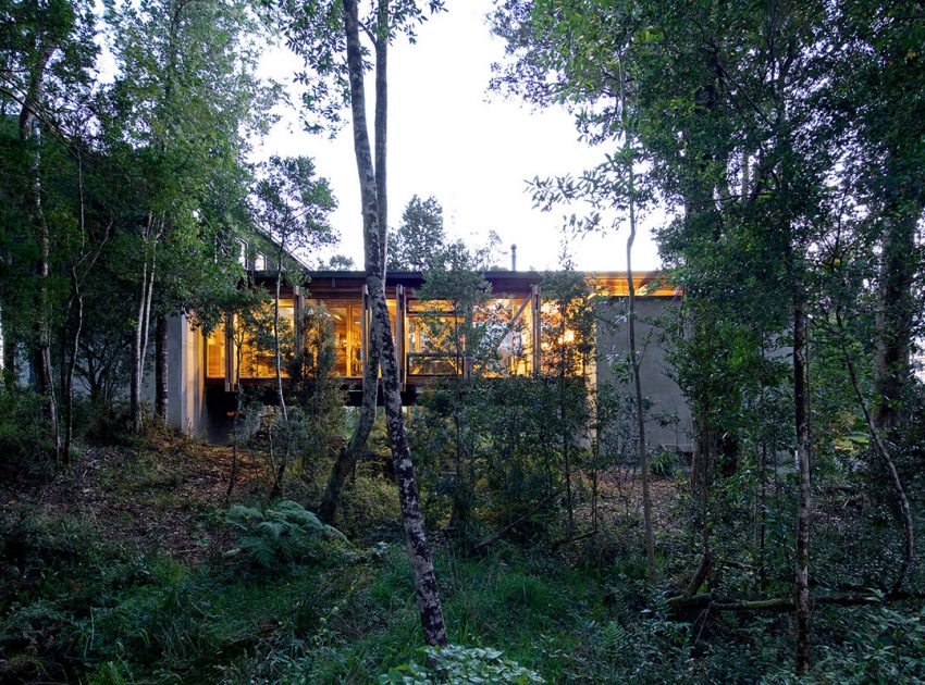 A Dramatic and Rustic Modern Home Shielded by Beautiful Forest in Puerto Varas by Aranguiz-Bunster Arquitectos (18)