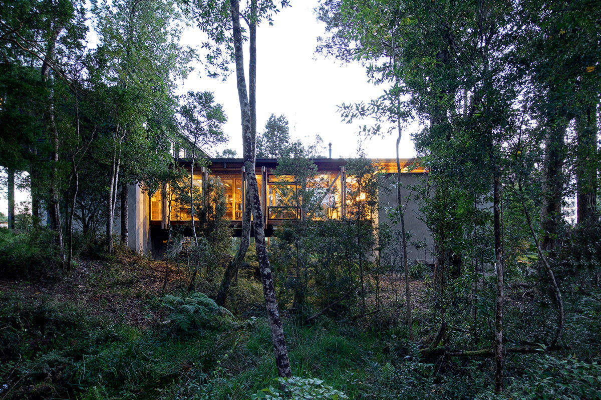 A Dramatic and Rustic Modern Home Shielded by Beautiful Forest in Puerto Varas by Aranguiz-Bunster Arquitectos (18)