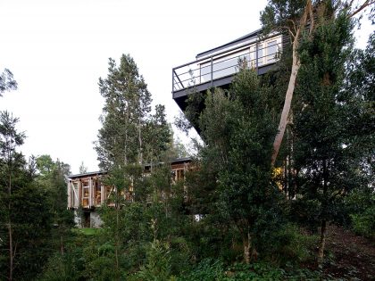 A Dramatic and Rustic Modern Home Shielded by Beautiful Forest in Puerto Varas by Aranguiz-Bunster Arquitectos (2)
