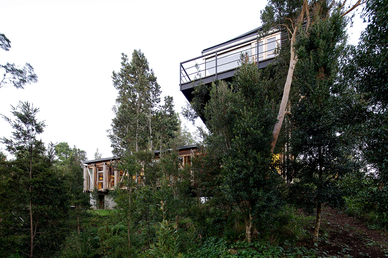 A Dramatic and Rustic Modern Home Shielded by Beautiful Forest in Puerto Varas by Aranguiz-Bunster Arquitectos (2)