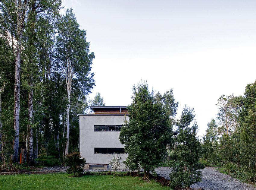 A Dramatic and Rustic Modern Home Shielded by Beautiful Forest in Puerto Varas by Aranguiz-Bunster Arquitectos (3)