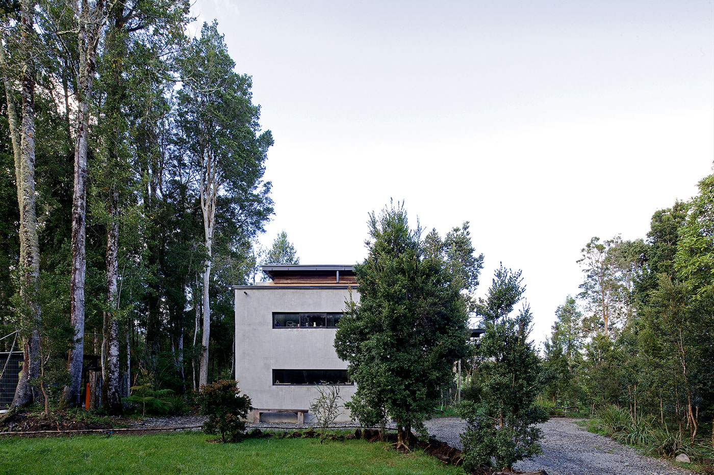 A Dramatic and Rustic Modern Home Shielded by Beautiful Forest in Puerto Varas by Aranguiz-Bunster Arquitectos (3)
