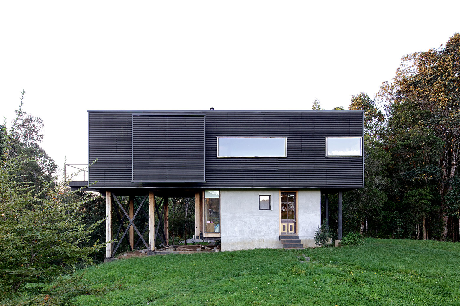 A Dramatic and Rustic Modern Home Shielded by Beautiful Forest in Puerto Varas by Aranguiz-Bunster Arquitectos (4)