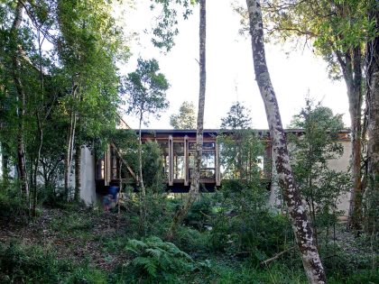 A Dramatic and Rustic Modern Home Shielded by Beautiful Forest in Puerto Varas by Aranguiz-Bunster Arquitectos (5)