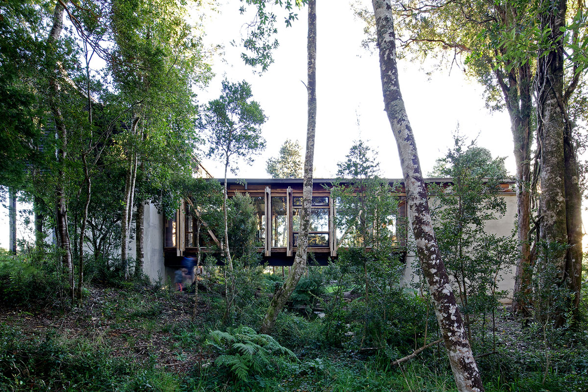 A Dramatic and Rustic Modern Home Shielded by Beautiful Forest in Puerto Varas by Aranguiz-Bunster Arquitectos (5)