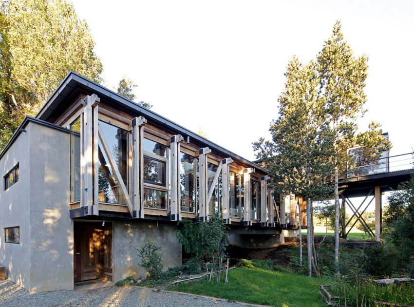 A Dramatic and Rustic Modern Home Shielded by Beautiful Forest in Puerto Varas by Aranguiz-Bunster Arquitectos (6)