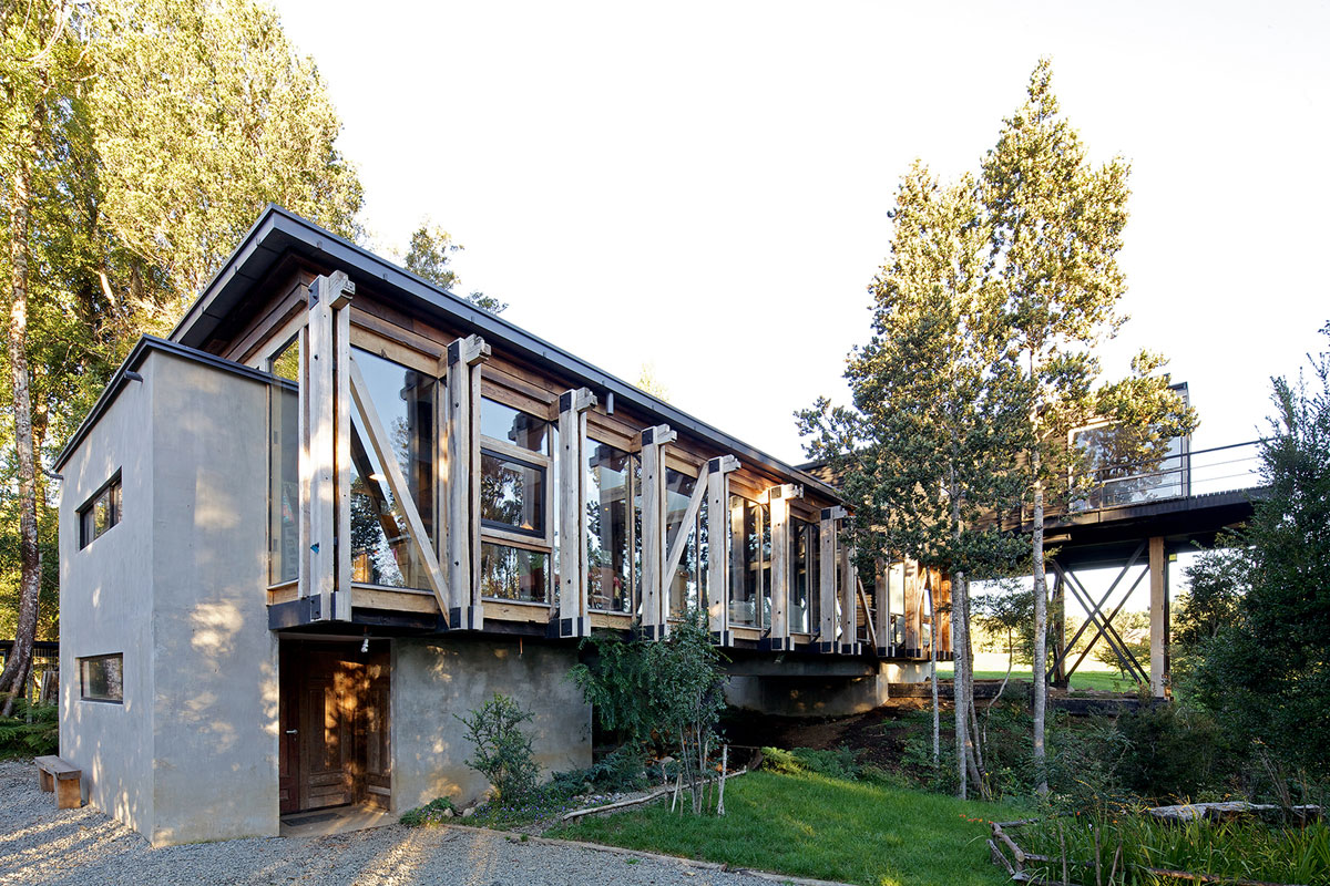 A Dramatic and Rustic Modern Home Shielded by Beautiful Forest in Puerto Varas by Aranguiz-Bunster Arquitectos (6)