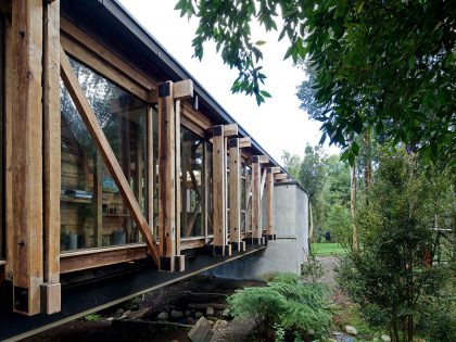 A Dramatic and Rustic Modern Home Shielded by Beautiful Forest in Puerto Varas by Aranguiz-Bunster Arquitectos (9)