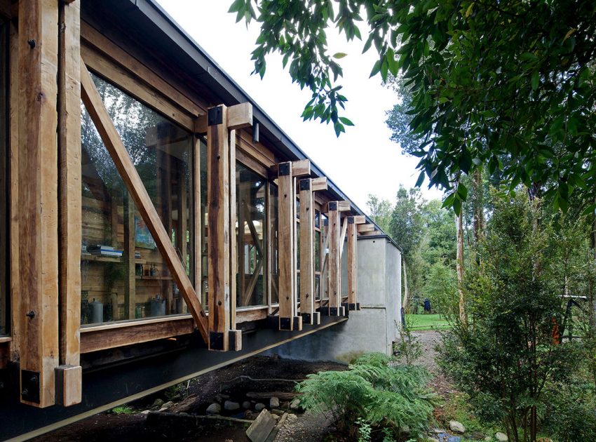 A Dramatic and Rustic Modern Home Shielded by Beautiful Forest in Puerto Varas by Aranguiz-Bunster Arquitectos (9)