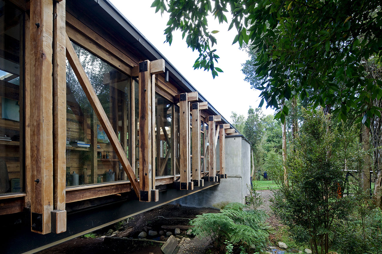 A Dramatic and Rustic Modern Home Shielded by Beautiful Forest in Puerto Varas by Aranguiz-Bunster Arquitectos (9)