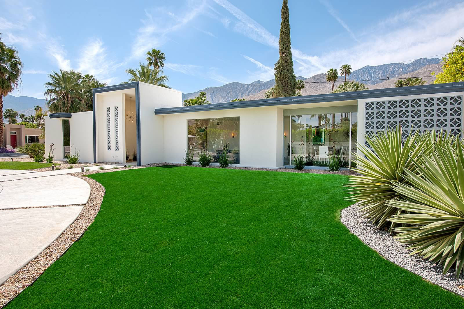A Fascinating and Stylish Modern Home with Beautiful Landscape in Palm Springs by H3K Design (1)