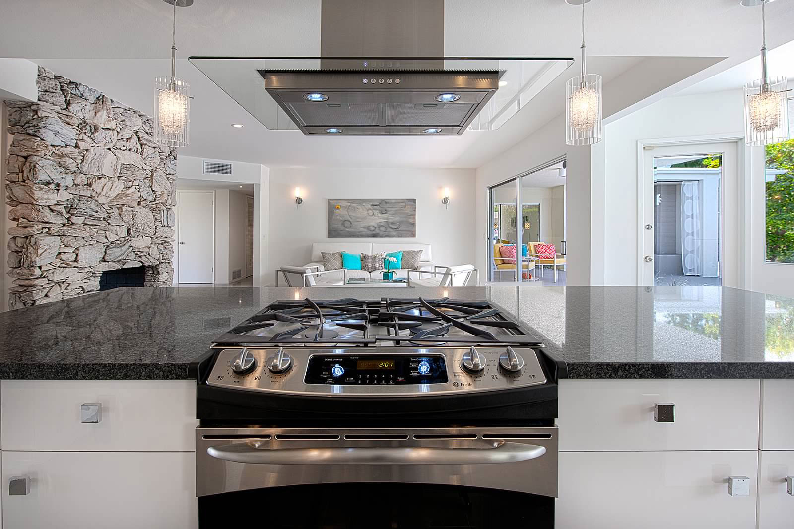 A Fascinating and Stylish Modern Home with Beautiful Landscape in Palm Springs by H3K Design (14)