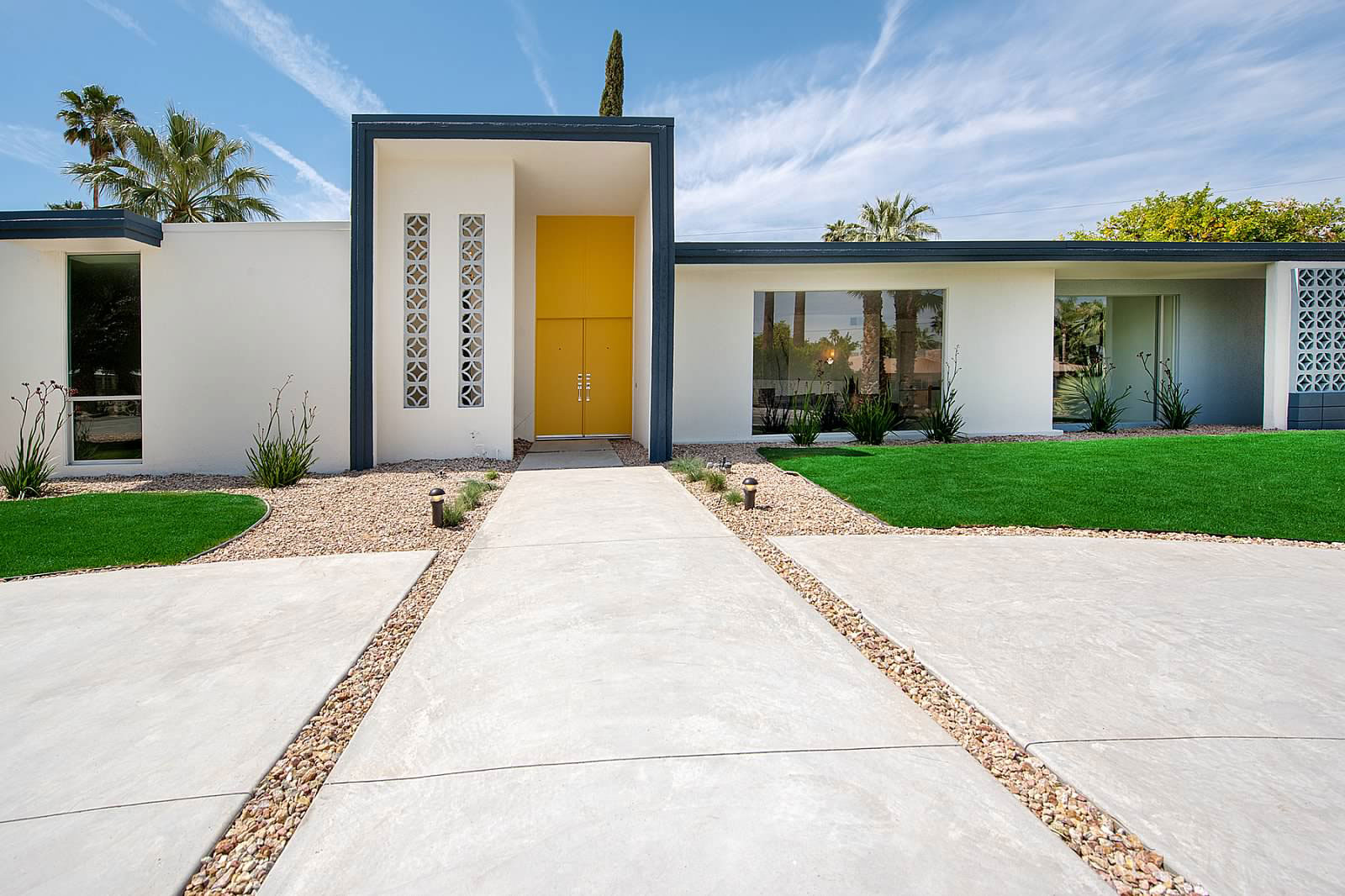 A Fascinating and Stylish Modern Home with Beautiful Landscape in Palm Springs by H3K Design (2)