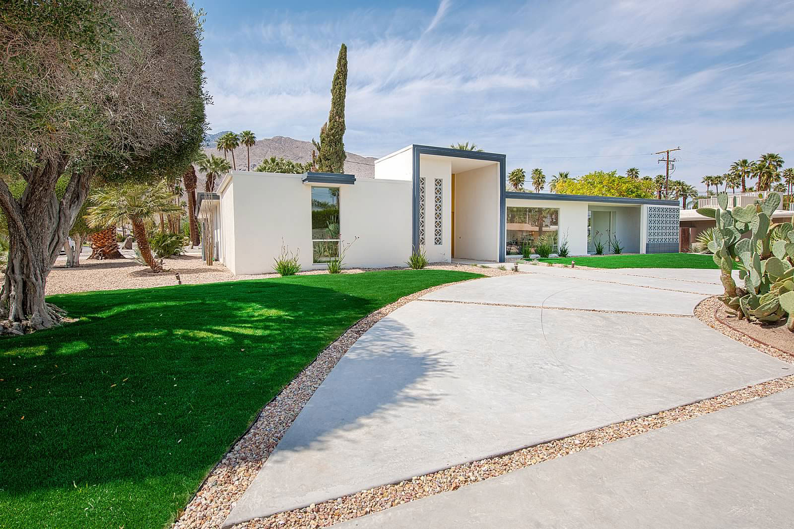 A Fascinating and Stylish Modern Home with Beautiful Landscape in Palm Springs by H3K Design (3)