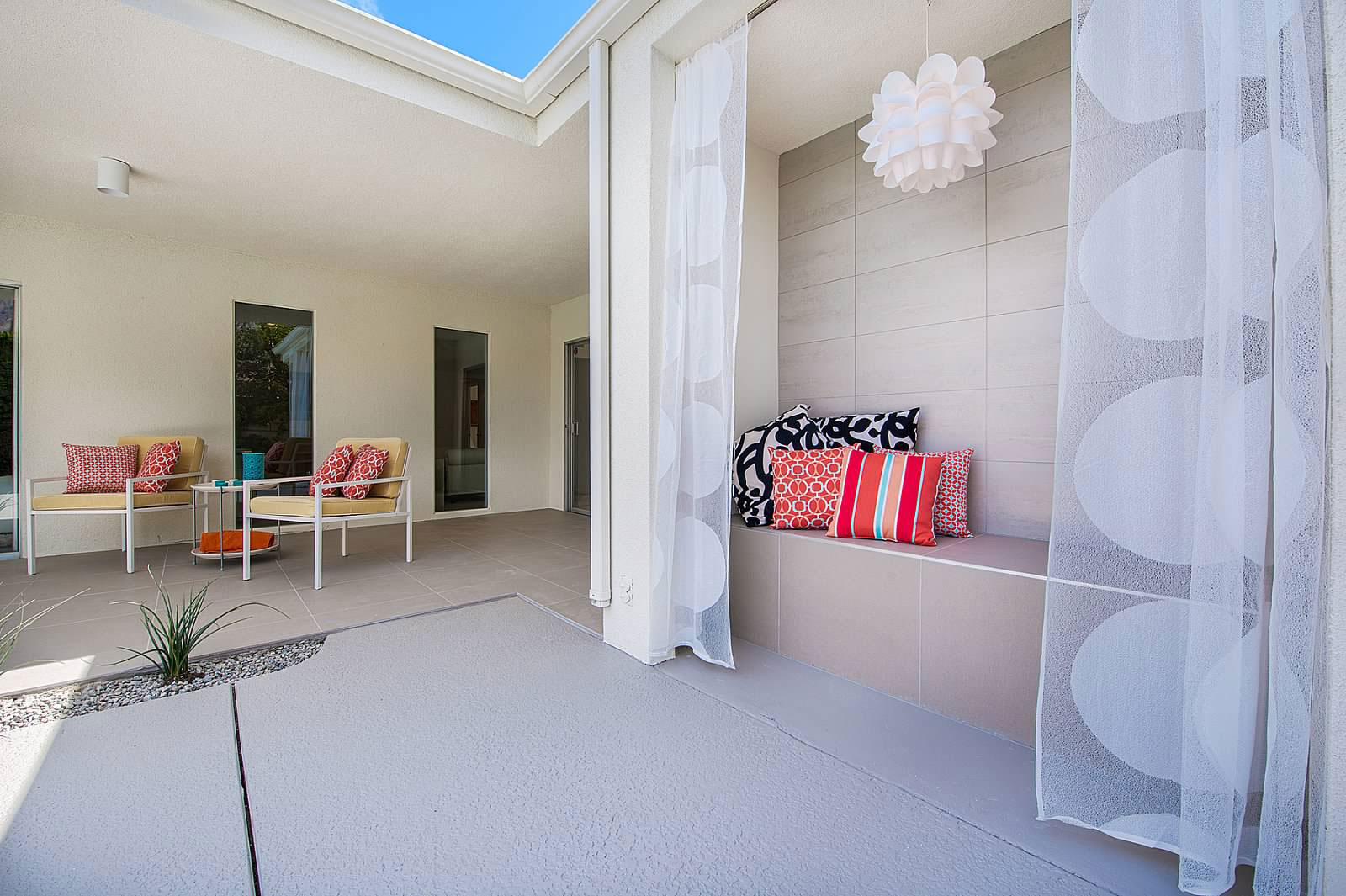 A Fascinating and Stylish Modern Home with Beautiful Landscape in Palm Springs by H3K Design (5)