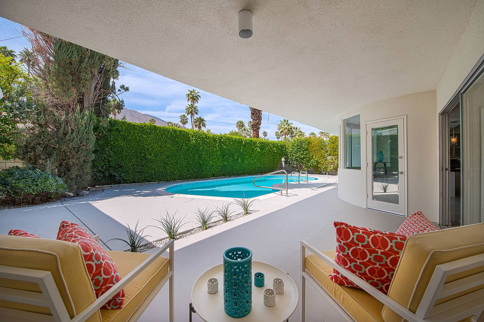A Fascinating and Stylish Modern Home with Beautiful Landscape in Palm Springs by H3K Design (6)